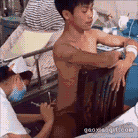 太疼了  你轻点   打针   男孩
