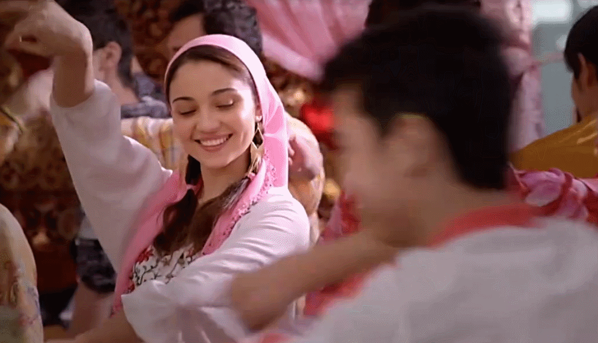 新疆姑娘 电影 笑 维吾尔族 美女 跳舞 钱在路上跑