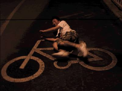 马路  自行车道  标识  躺地  蹬腿  开心
