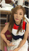 美女 玩手机 对话 点赞