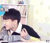 王俊凯 大笑 明星 低头