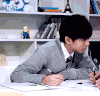 男孩 写作业 转头 微笑