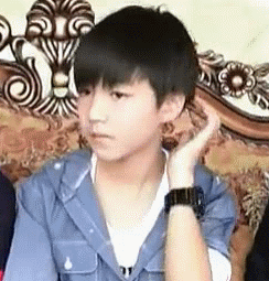 王俊凯 小鲜肉 摸头 卖萌