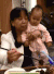 女人 小孩 吃饭 室内