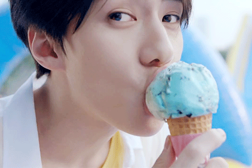 吴世勋 冰淇淋 甜筒 吃 冰淇淋