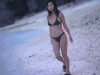 美女 沙滩 走路 深情