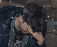 帅哥 无奈 摸头 说话