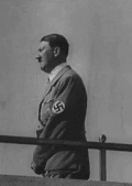 希特勒 黑白  站立 栏杆