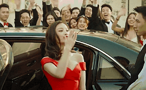 28岁未成年 倪妮 凉夏 开心 欢呼 激动 电影 红裙子 群众 飞吻