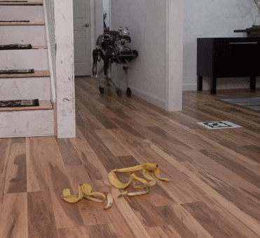 机器狗 摔倒 香蕉皮 搞笑