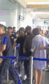王嘉尔 受伤 机场 扶腰