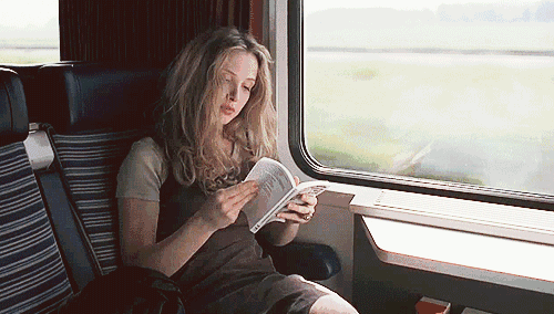 美女 认真 列车 看书