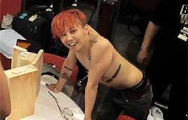 G-Dragon 半裸 微笑 张望