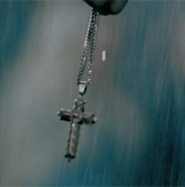 项链 十字架 下雨 晃动