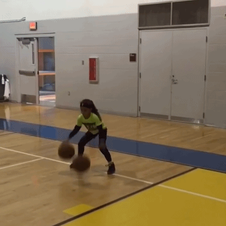 小孩子 拍球 篮球 技术 胯下运球