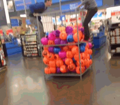 超市 气球儿 真会玩 撒一地