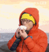 眼镜男 吃货 棉衣 海边