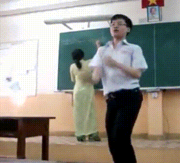 上课 老师 跳舞 戴眼镜