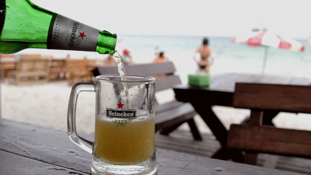 啤酒 杯子  倒 沙滩