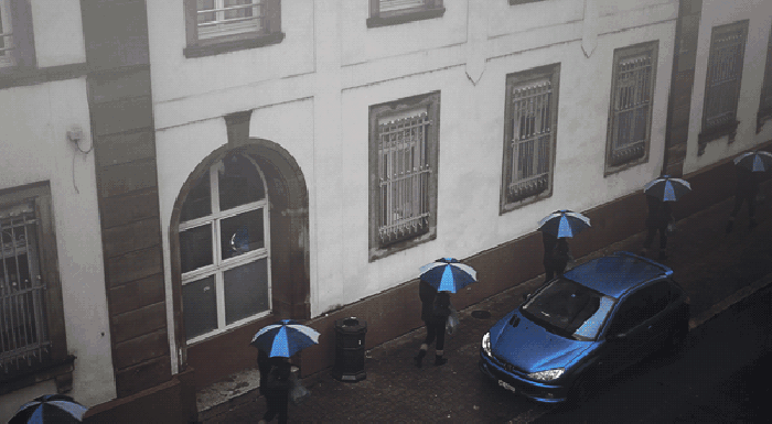 摄影师 打伞  下雨  循环