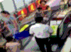 超市 小宝宝 摔倒 帮助