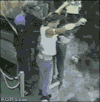 老外 蹦极 害怕 使坏
