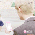 鹿晗 侧脸 微笑 手机