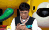 饭局的诱惑  大鹏 看手机 兴奋 激动 狂笑