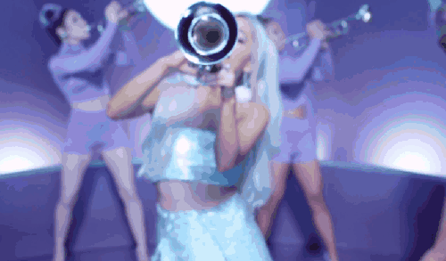 Ariana&Grande Focus MV 吹 小号 美女