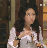 美女 吃东西 向上看 手表