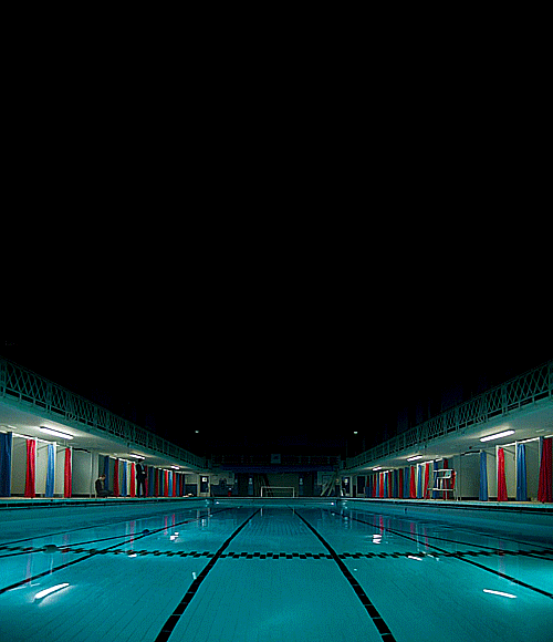 游泳馆 水光 黑影 开门