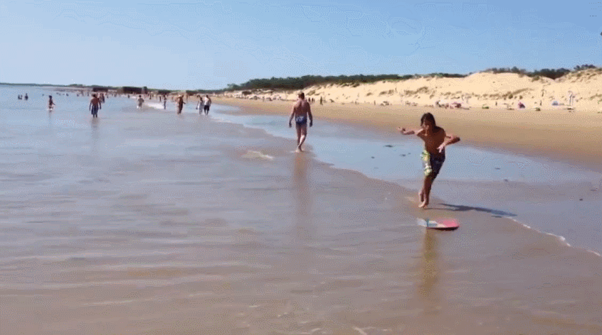 海边 沙滩 滑板 摔倒