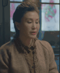 王茜 坐立 闭眼 说话