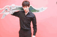 杨洋 拍照 抱着的是琴还是武器