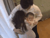 帅哥 美女 拥抱 萌娃