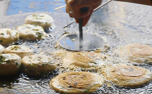 油炸 葱油饼 制作过程 筷子 压扁 影响健康 早餐