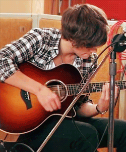 哈里·斯泰尔斯 1D 爱 吉他 一个方向 玩 BBY