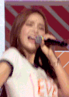 卷发美女 唱歌 跳舞 眯眼