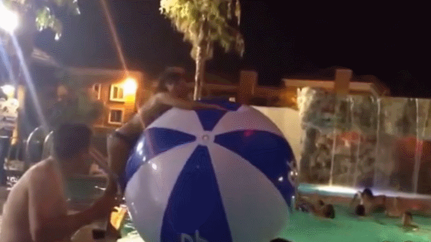 游泳池 水球 摔倒
