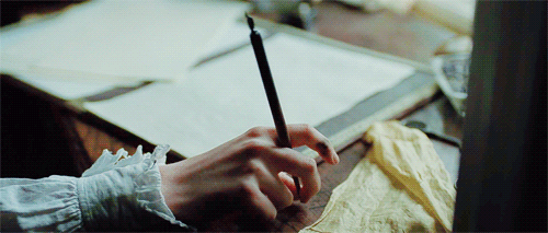 手指 夹着笔 敲桌子 一手墨水