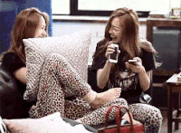 Jessica and Krystal 大笑 开心 躺下 韩国
