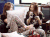 Jessica and Krystal 大笑 开心 躺下 韩国