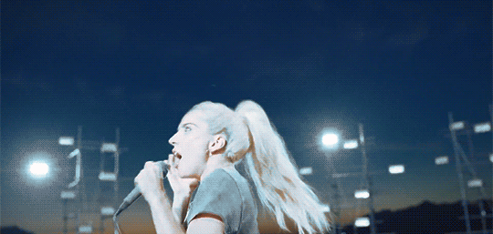 金发 唱歌 女孩 国外