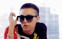 BIGBANG 墨镜 挑眉 偷看