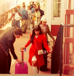 国外 女人 红衣 行李箱