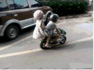 萌娃 骑车 带个人 好玩