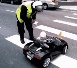 萌娃 开车 警察 头盔