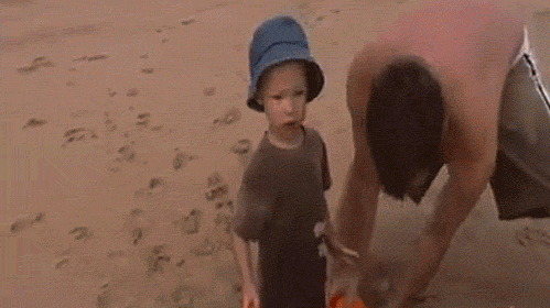 海浪 沙滩 小孩 帽子