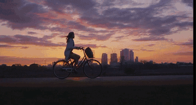 晚霞 美女 骑自行车 唯美 马路 行驶