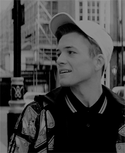 男孩 帽子 说话 行走